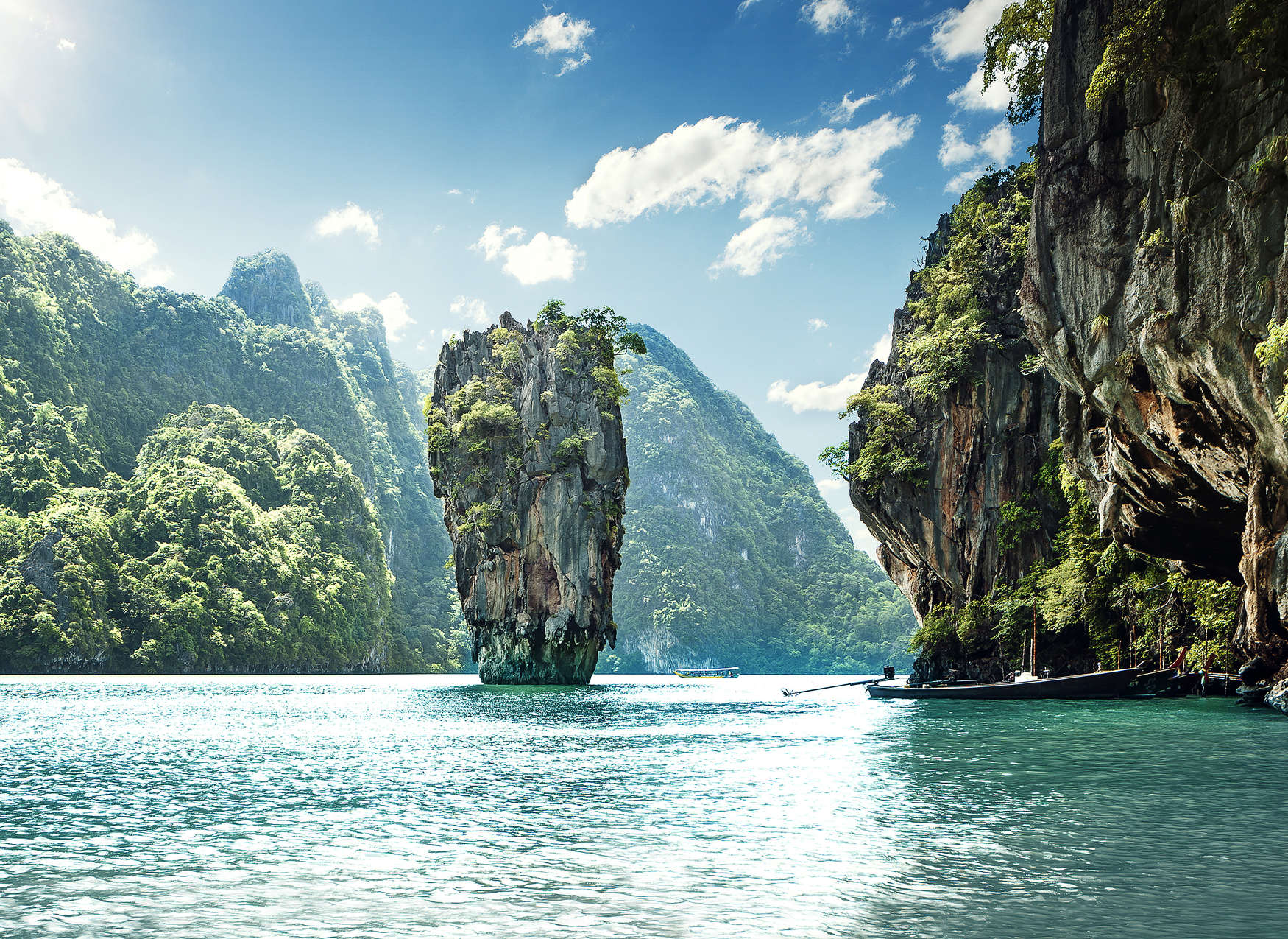             Fototapete mit paradiesischer Aussicht auf Berglandschaft in Thailand – Blau, Grün, Weiß
        