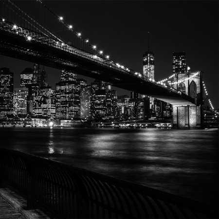         Fototapete Brooklyn Bridge bei Nacht – Schwarz-Weiß
    