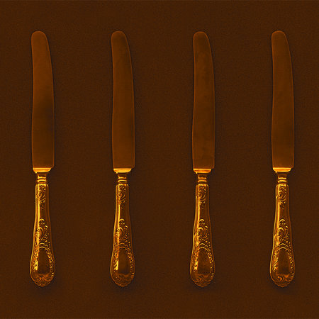         Küchen Fototapete Orange & Braun mit antiken Messern
    