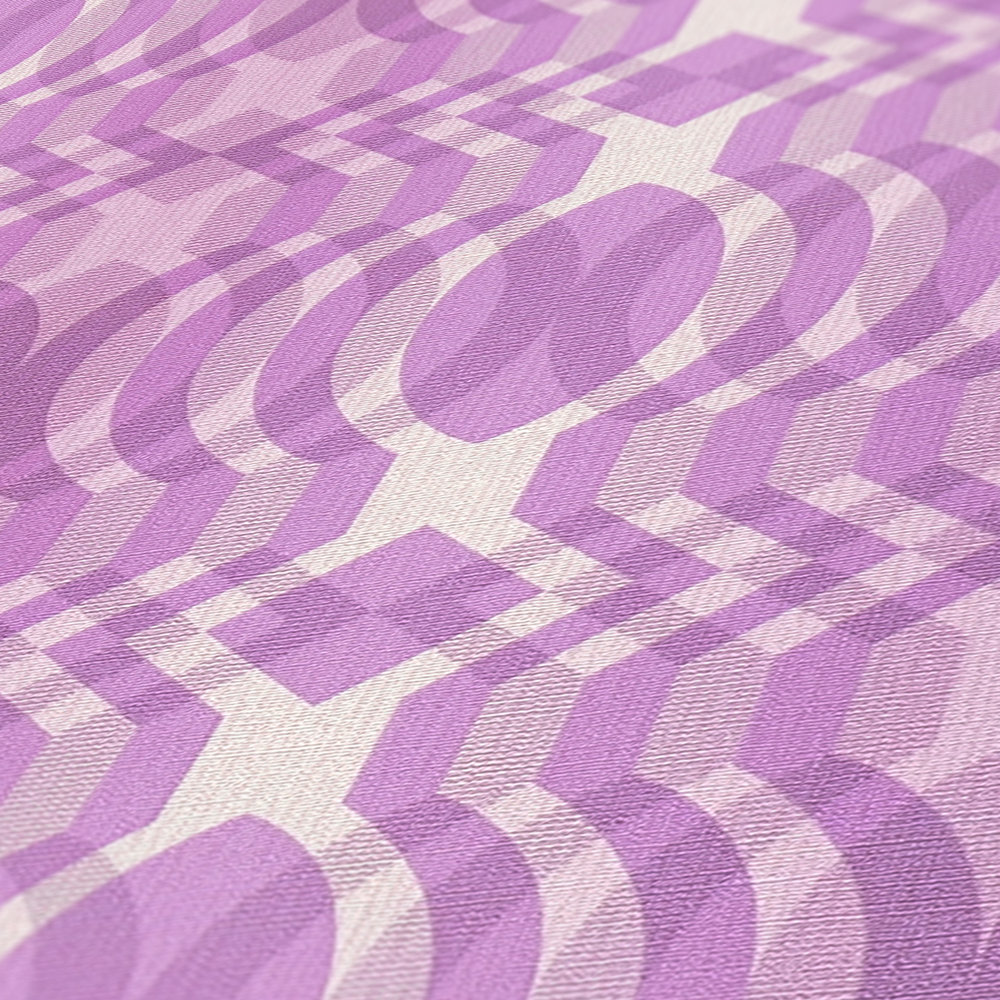             Vlies Tapete mit geometrischer Bemusterung im Retro Stil – Lila, Creme, Weiß
        
