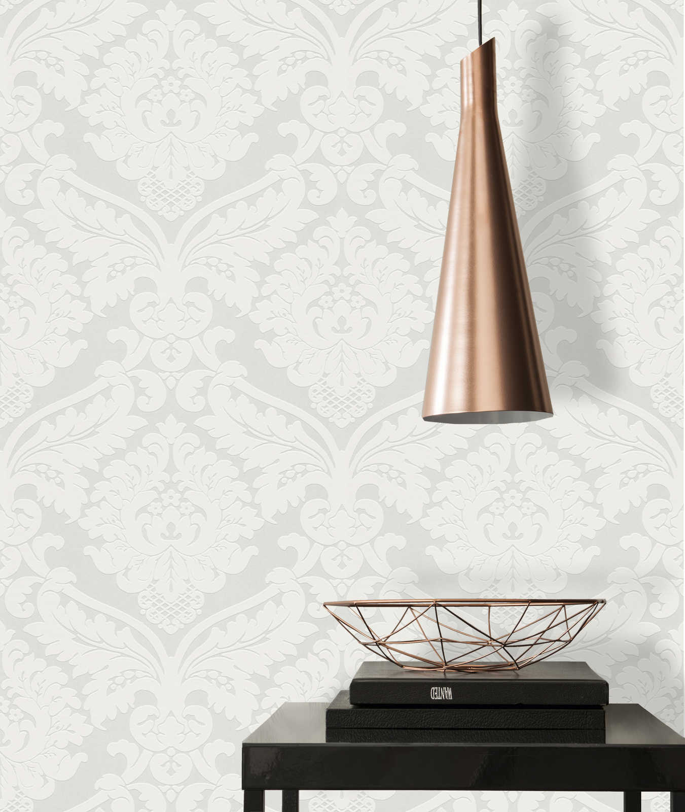             Barock-Tapete mit floralem 3D Ornament – Metallic, Weiß
        