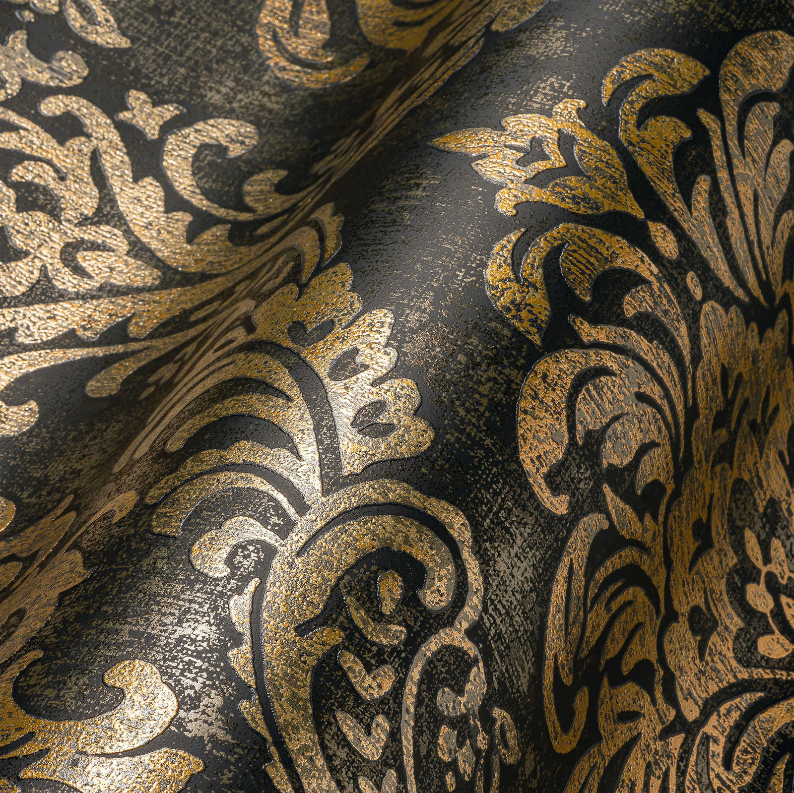             Vliestapete mit Barock-Ornamenten & metallic Used-Look – Schwarz, Gold
        