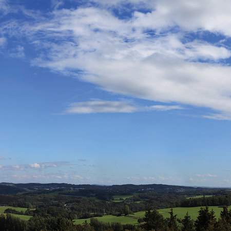         Sommertag – Fototapete azurblauer Himmel & helle Wolken
    