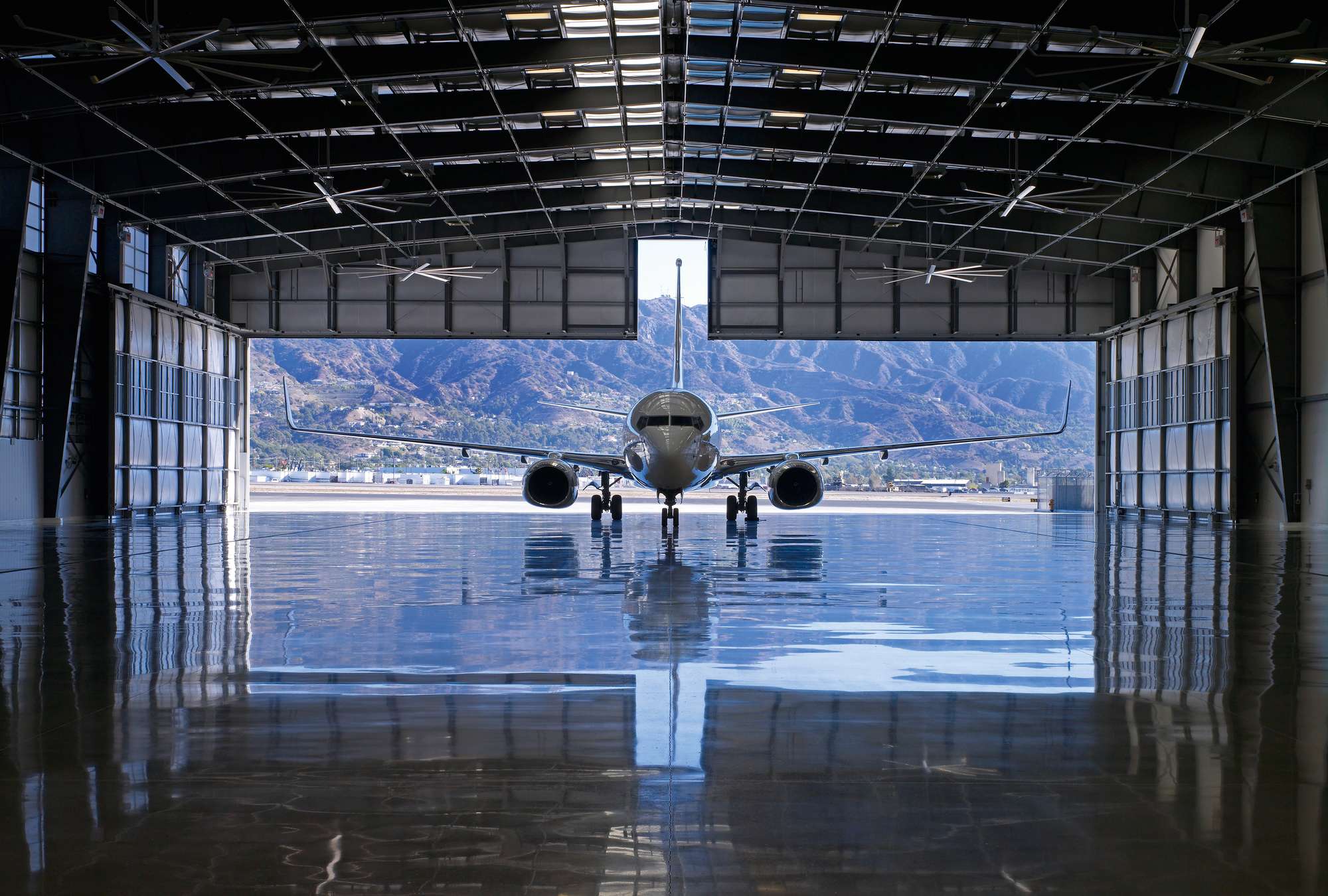             Flugzeughalle – Fototapete 3D Optik Flugzeughangar
        