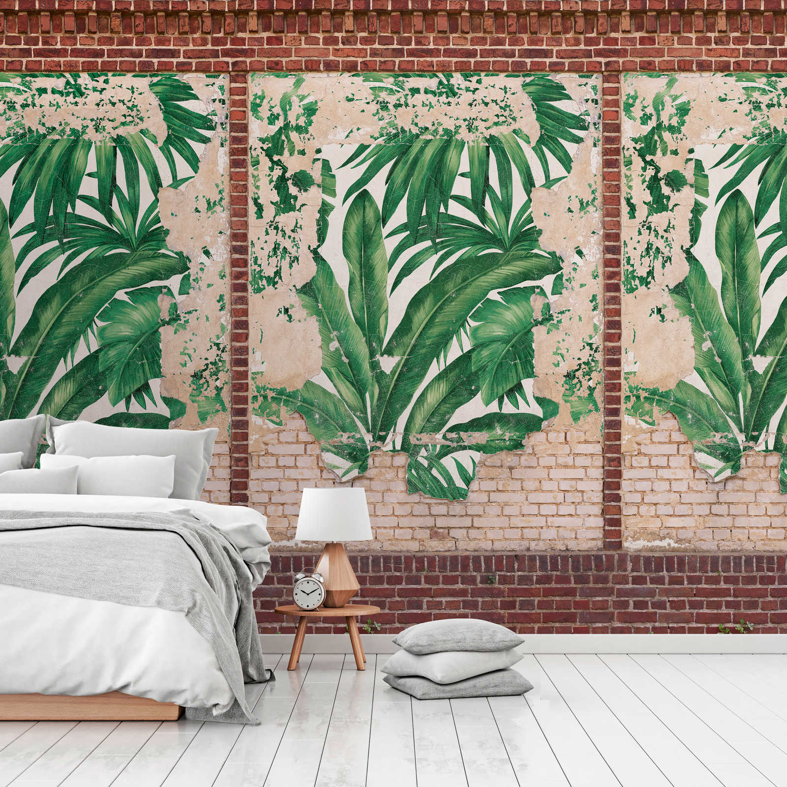 Palmenblätter Tapete auf Ziegelsteinoptik Wand – Braun, Beige, Rot
