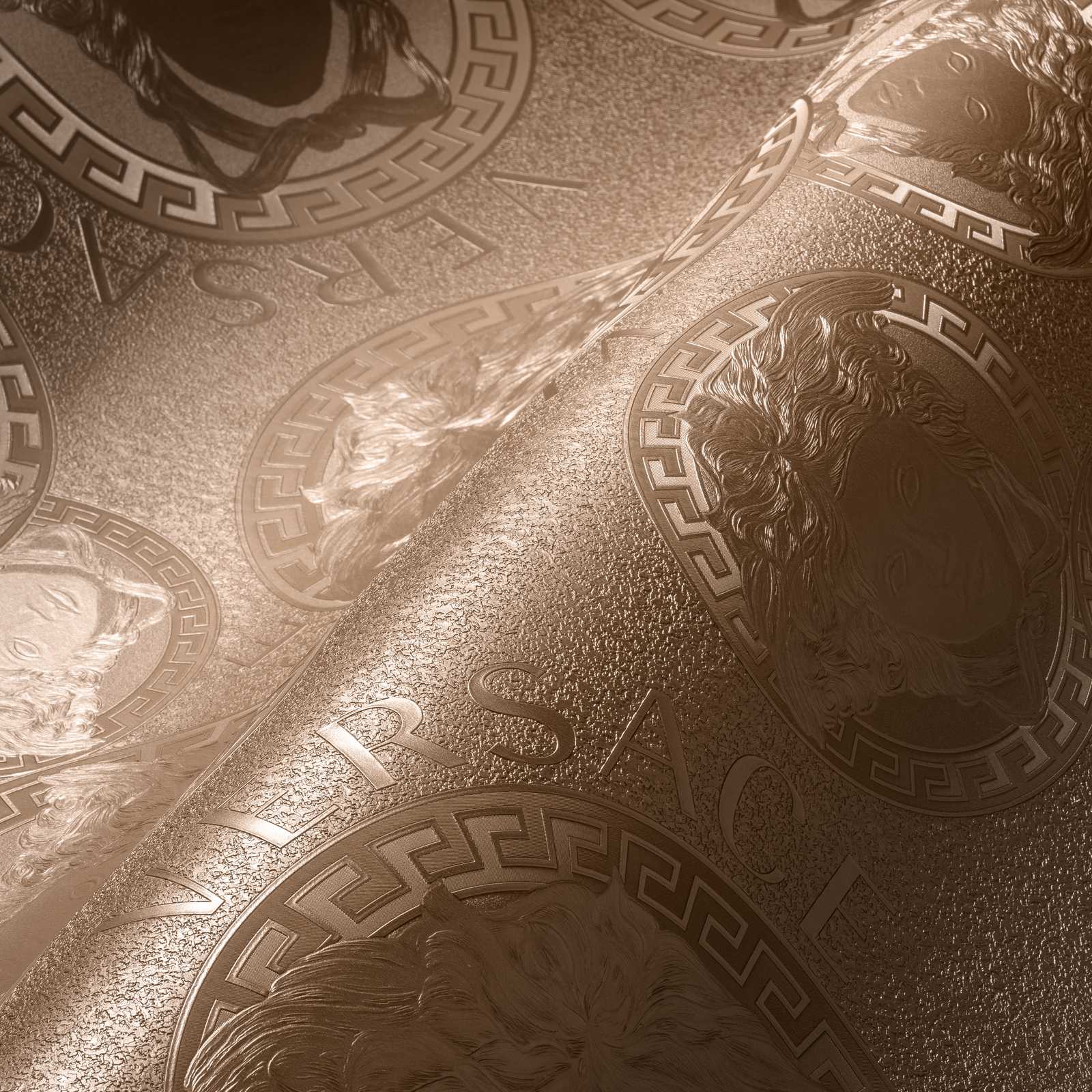             Kupfer Metallic Tapete VERSACE mit Medusa Muster
        