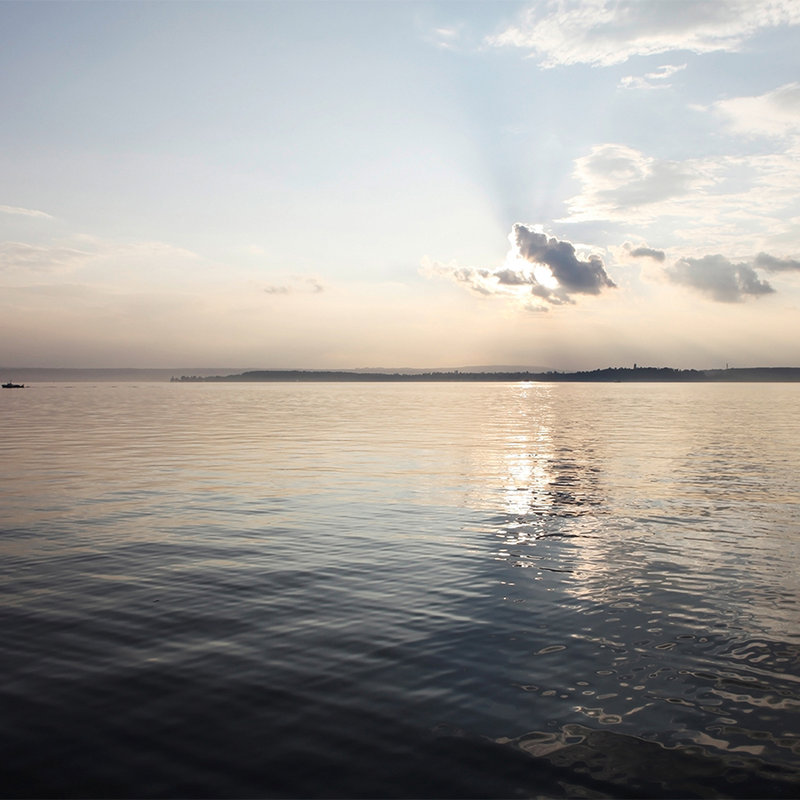Fototapete Sonnenaufgang am See – Strukturiertes Vlies
