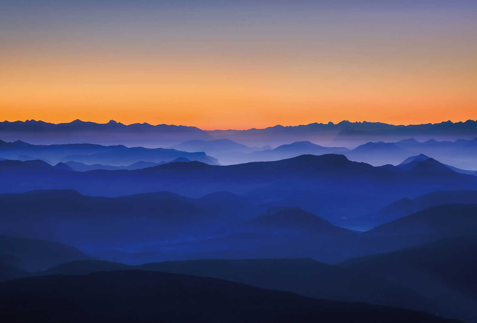 Fototapete Berge bei Sonnenaufgang – Blau, Orange, Gelb
