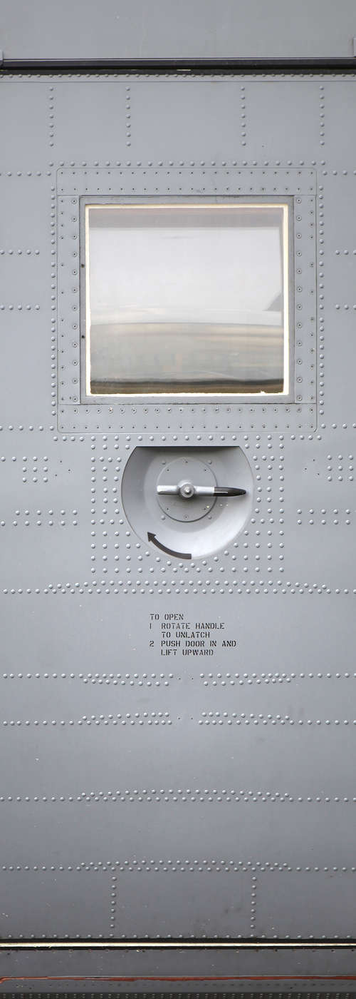             Moderne Fototapete Flugzeugtür auf Perlmutt Glattvlies
        