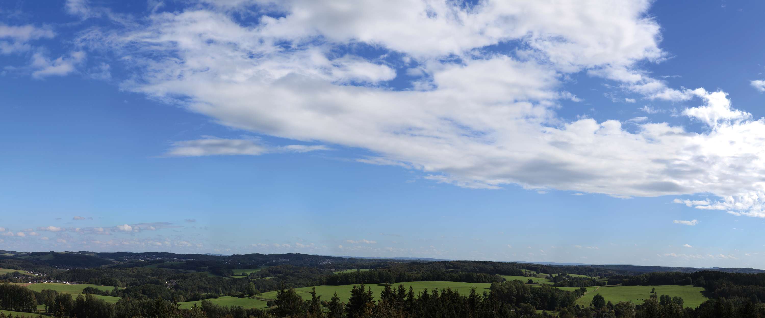             Sommertag – Fototapete azurblauer Himmel & helle Wolken
        