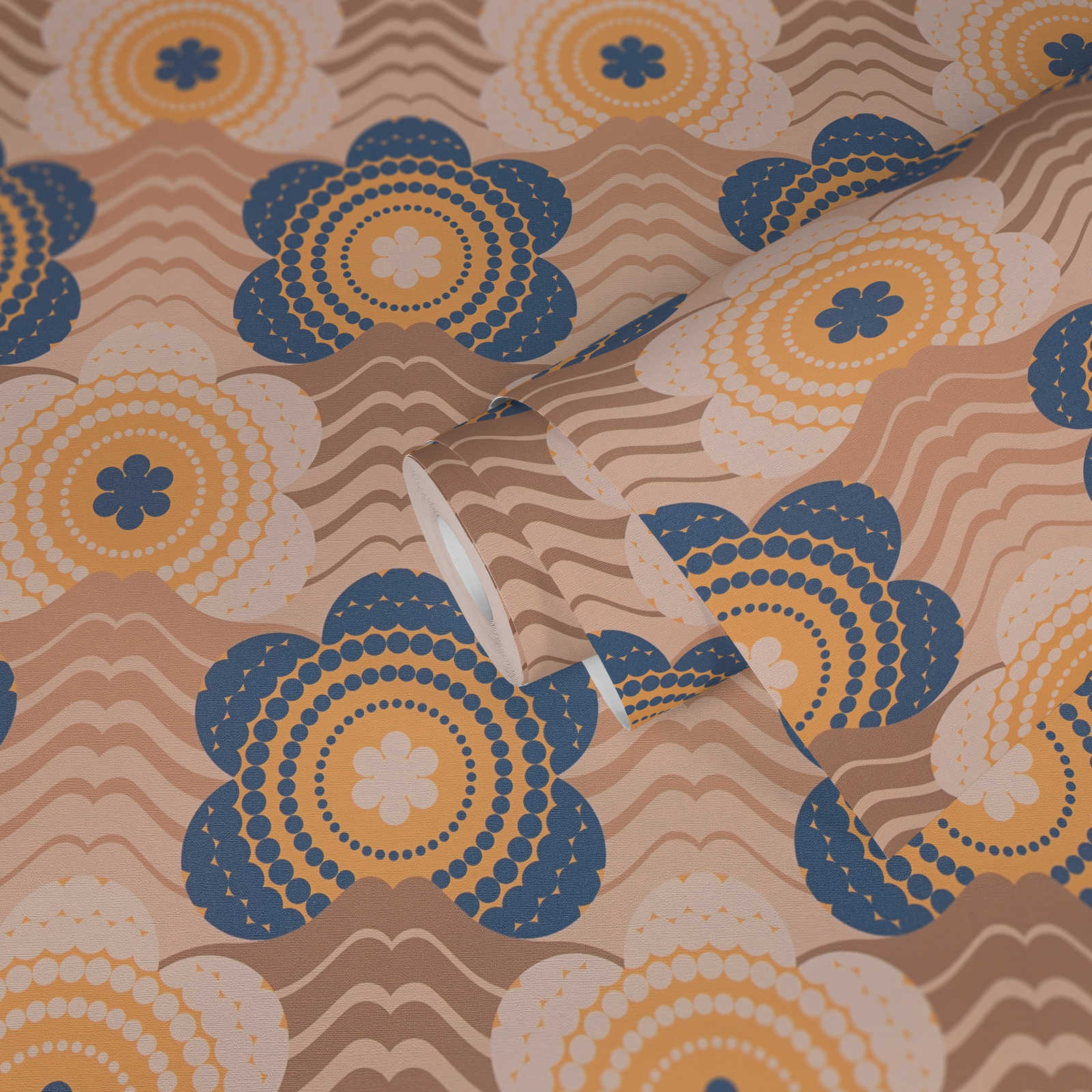            Leicht strukturierte Tapete mit Wellen und Blumen Bemusterung – Beige, Braun, Blau
        