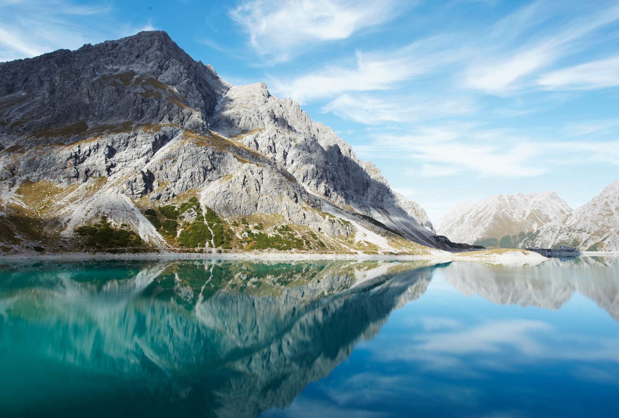             Bergsee klar – Fototapete mit natürlichem Bergpanorama
        