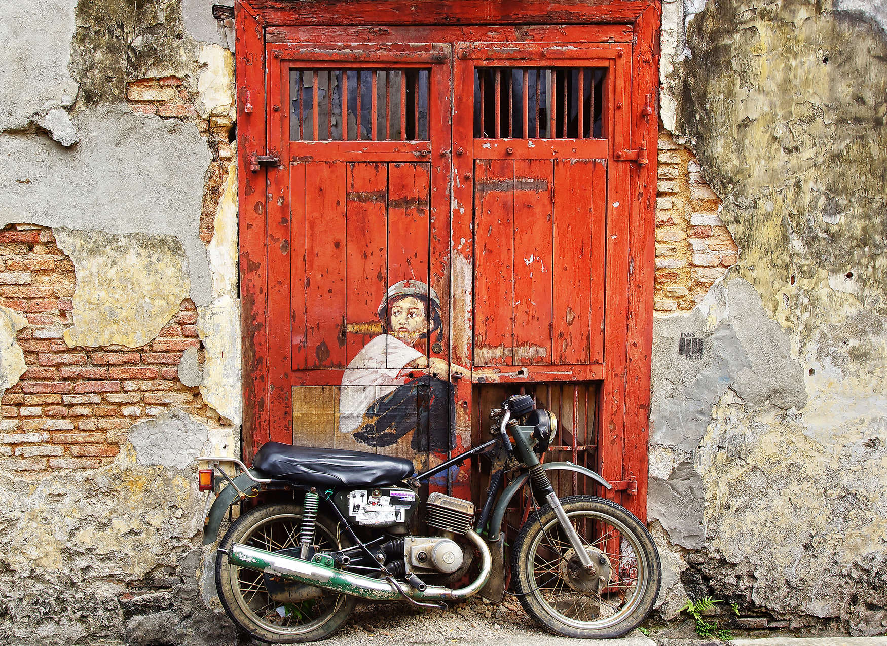             Fototapete Vintage Tür mit Mauer & Motorrad – Rot, Beige
        