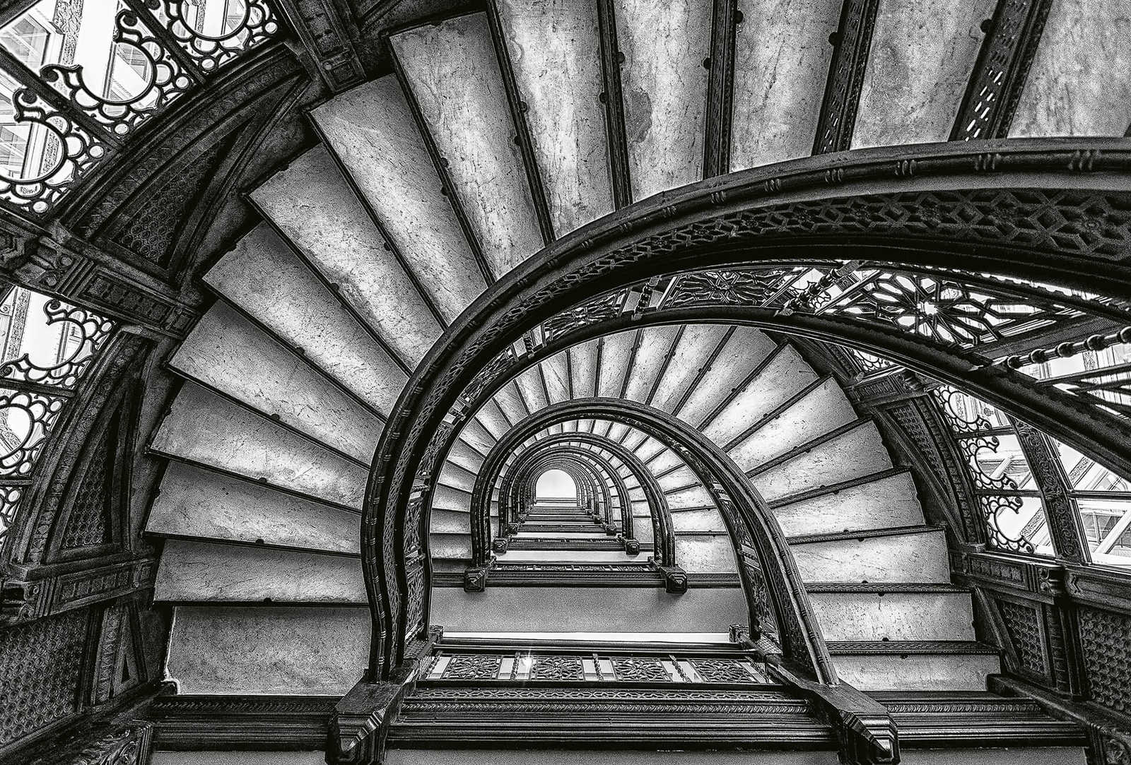 Fototapete alte Treppen – Grau, Weiß, Schwarz
