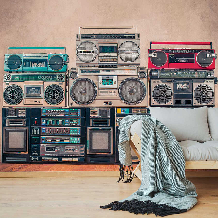 Fototapete Radios auf Holztisch vor Wand – Bunt, Beige
