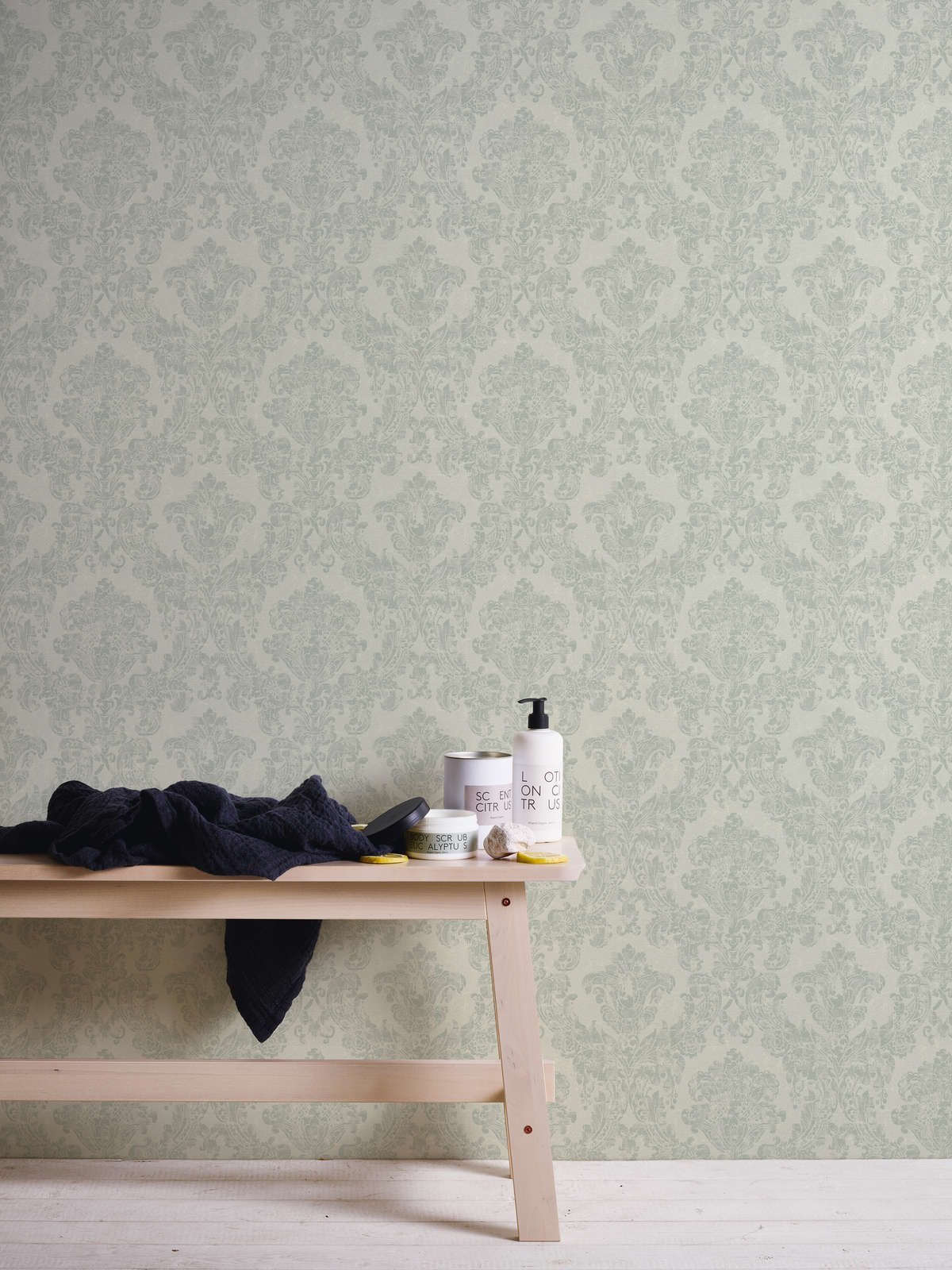             Vintage Stil Tapete mit Ornamentmuster im Used Look – Grün
        
