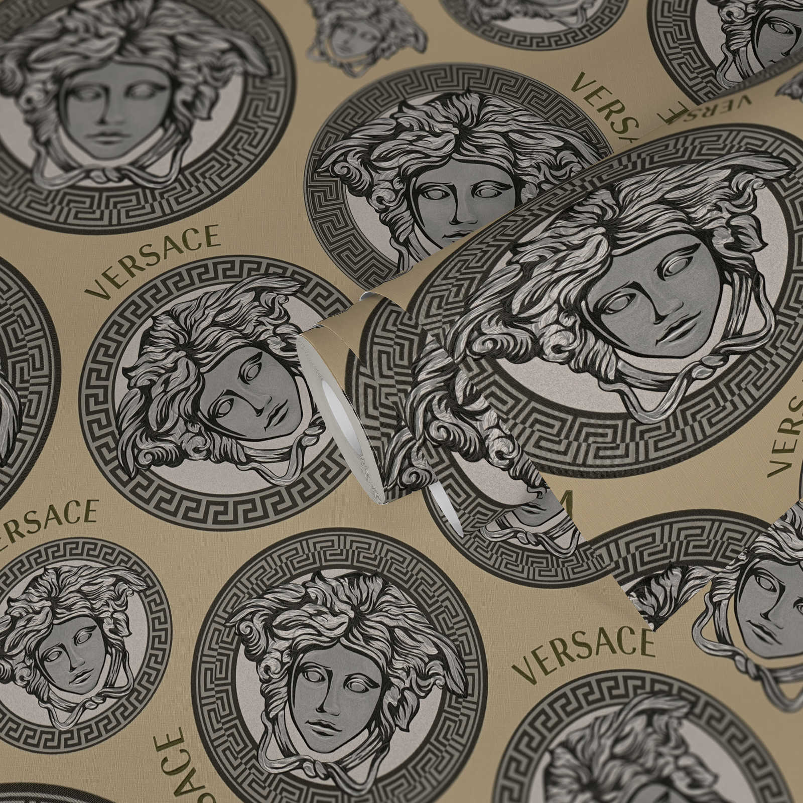             Metallic Tapete VERSACE Medusa Logo mit Glanz-Effekt – Beige
        