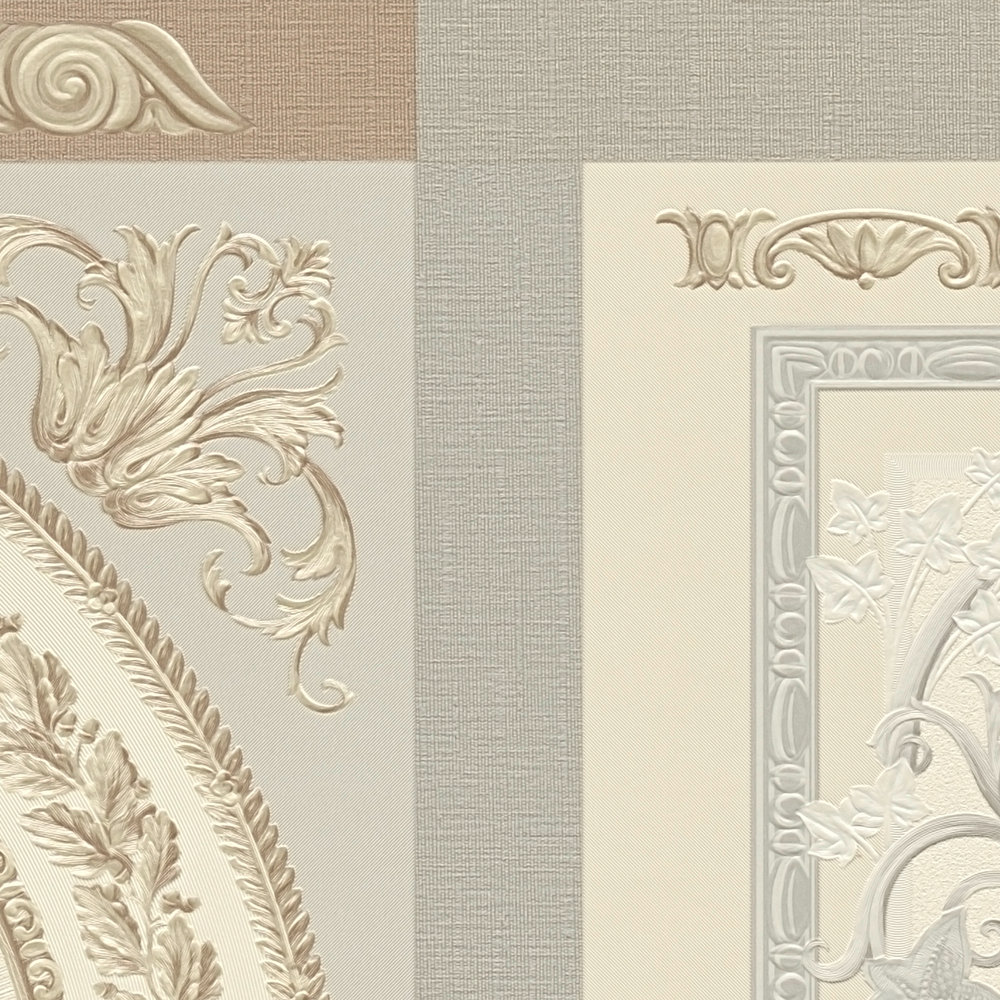             Metallic Tapete VERSACE mit Ornament Tafel Design – Beige, Grau
        