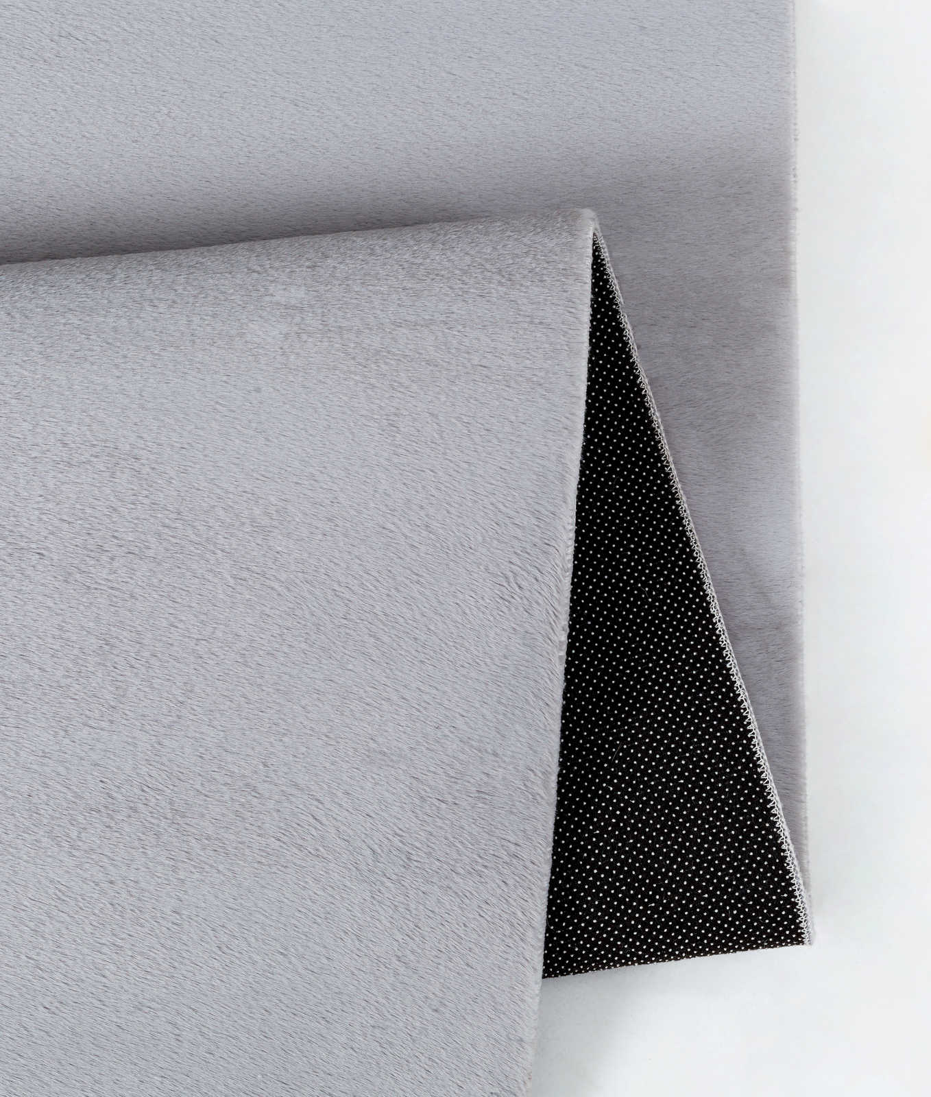             Angenehmer Hochflor Teppich in sanften Grau – 100 x 50 cm
        