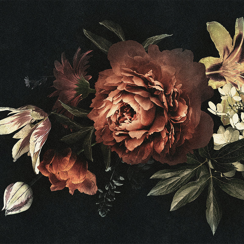 Drama queen 1 - Blumenstrauß Fototapete mit dunklem Hintergrund in Pappe Struktur – Rot, Schwarz | Struktur Vlies
