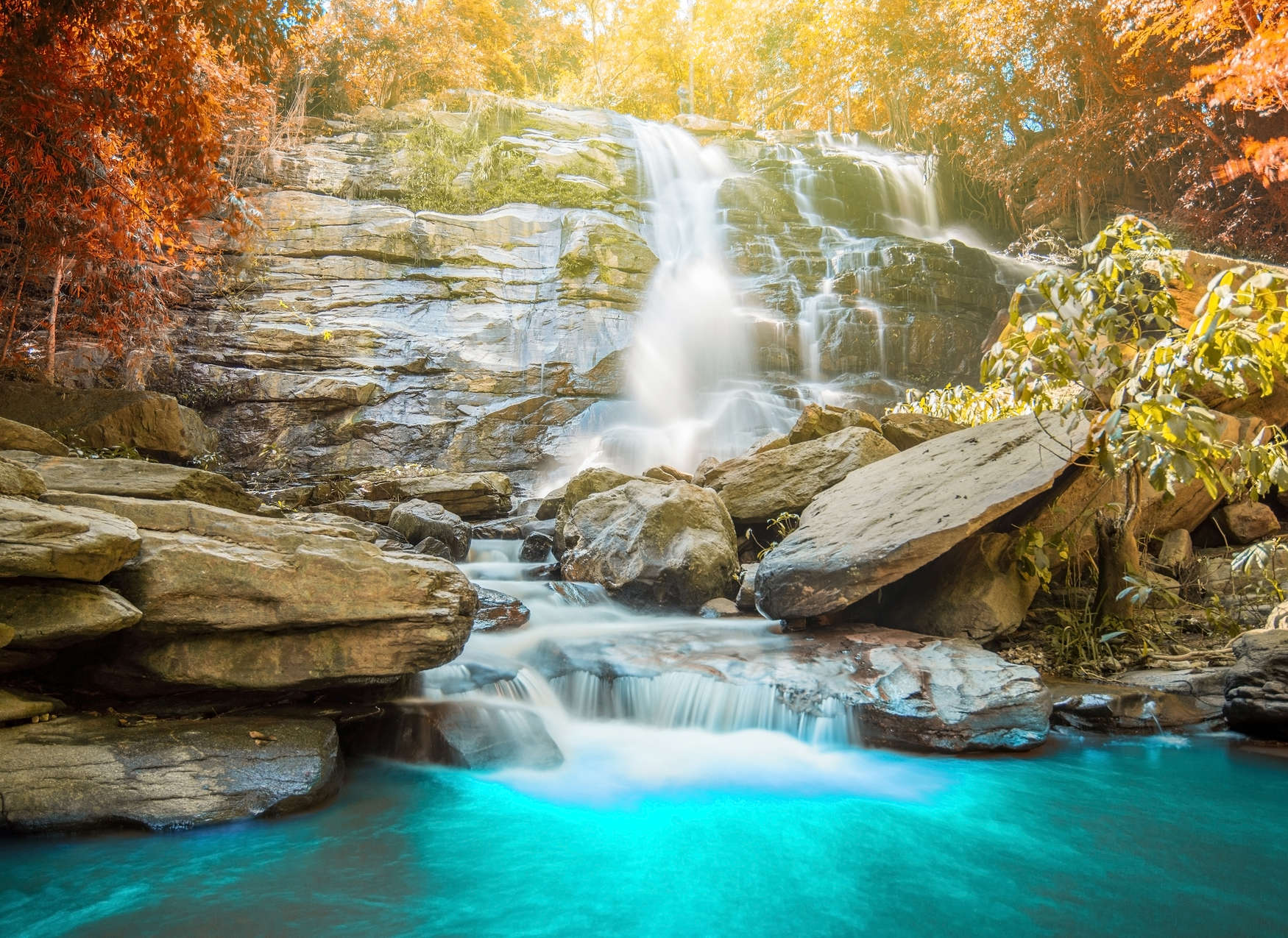             Idyllischer Wald mit Wasserfall – Blau, Grau, Orange
        