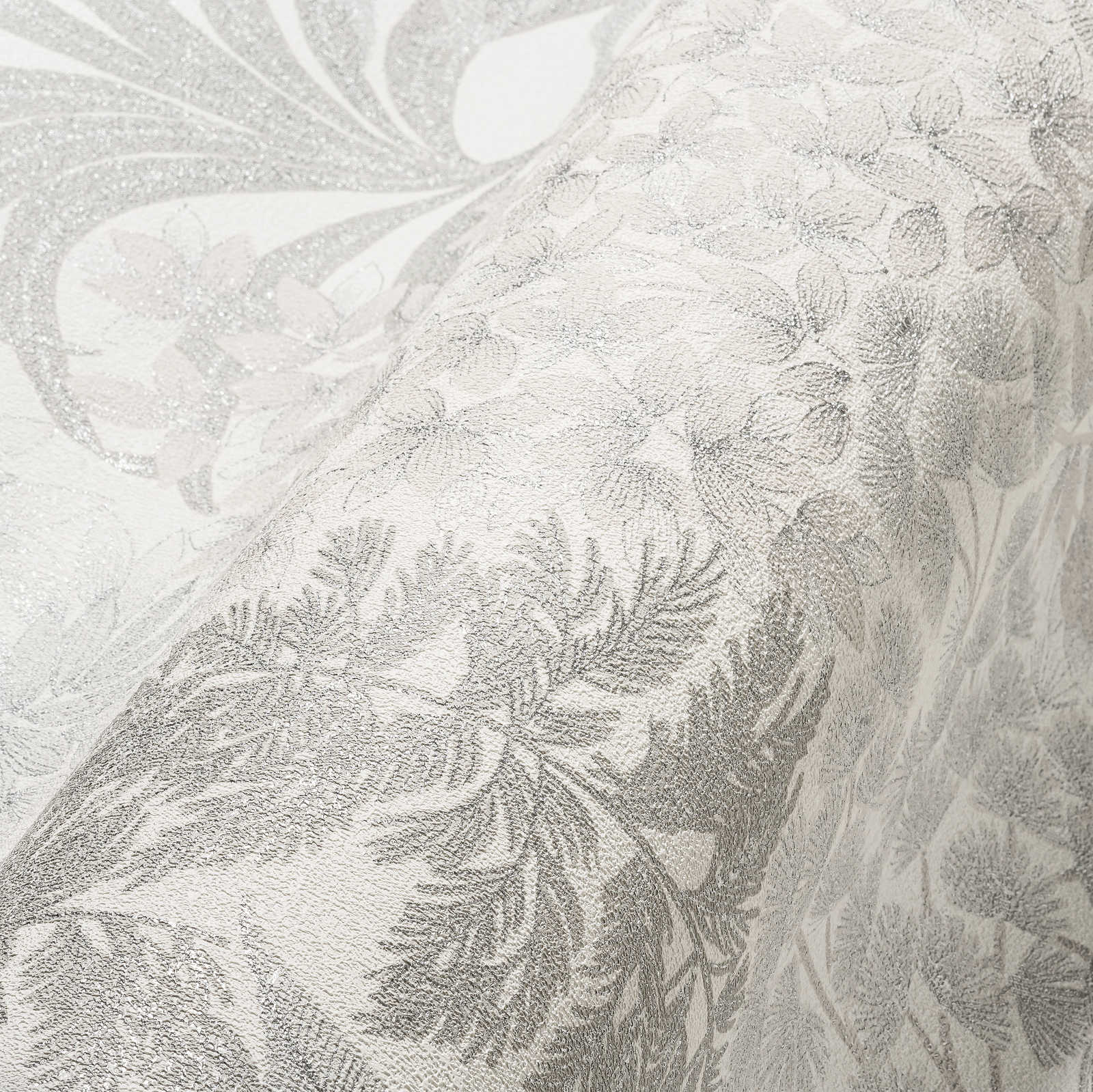             Leicht glänzende Blumentapete in dezenter Farbe – Weiß, Grau, Silber
        