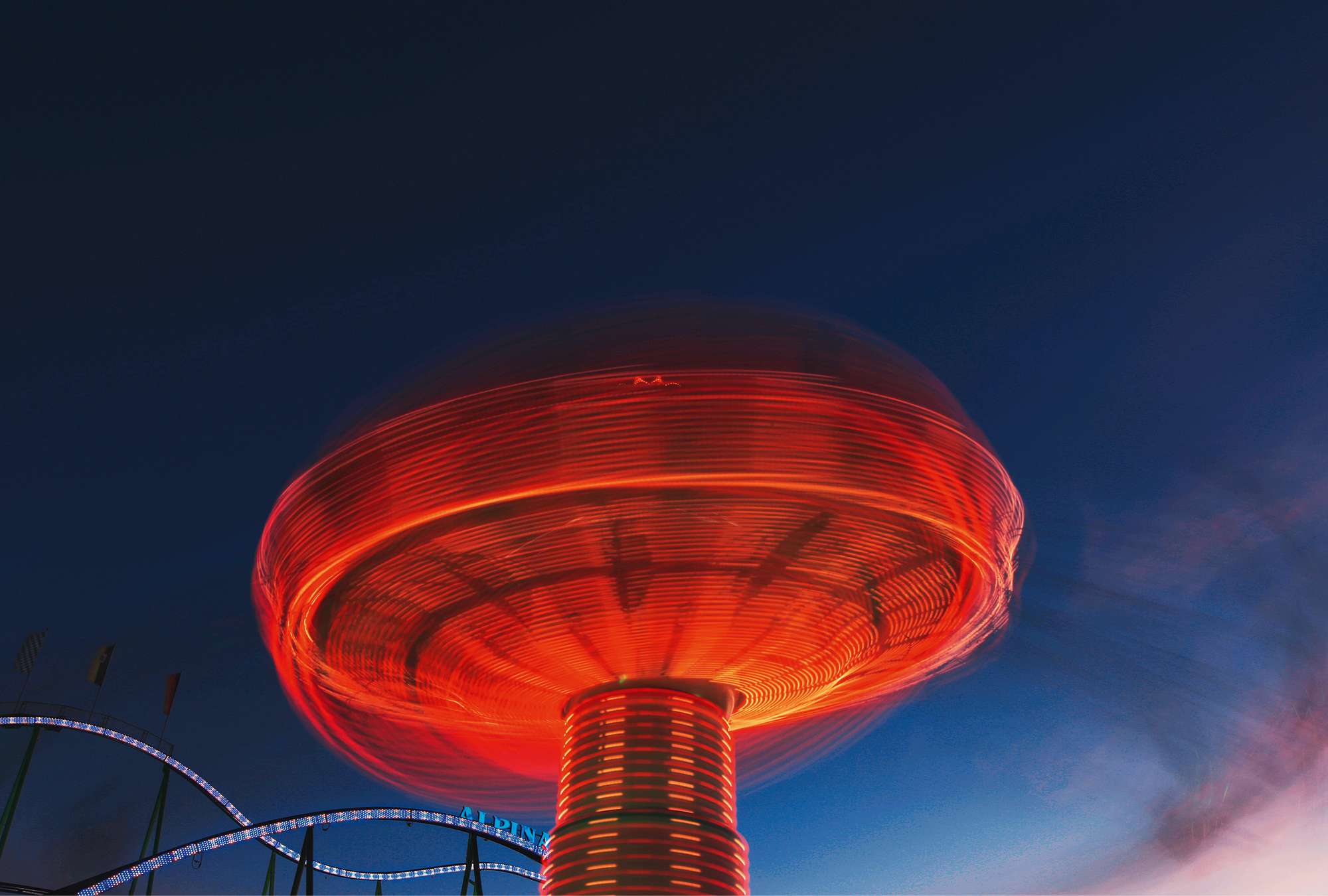             Karussell rot – Fototapete Rummel bei Nacht
        