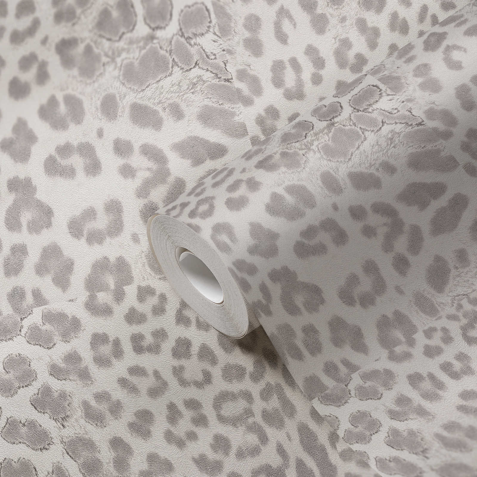             Animal Print Tapete Grau mit metallic Leopardenmuster
        