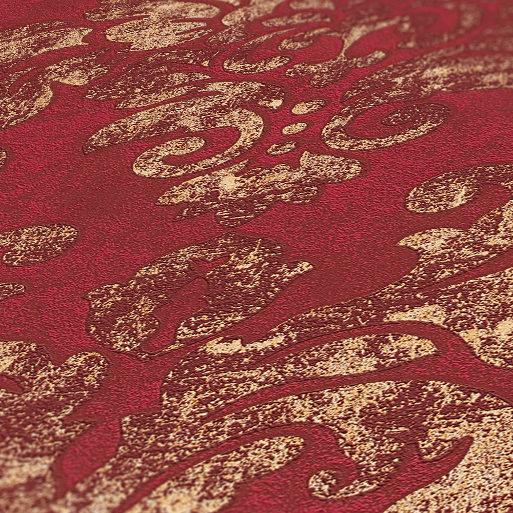             Barock-Tapete mit Ornamenten im Used Look – Rot, Gold
        