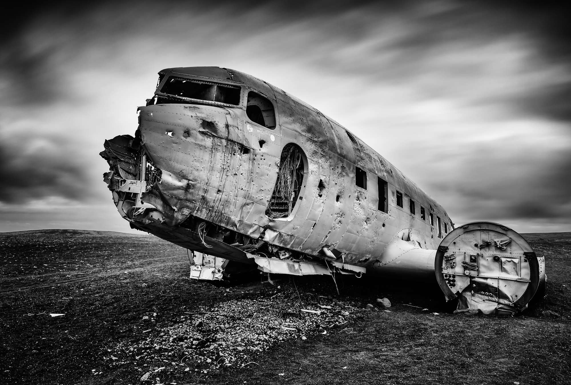             Fototapete Flugzeugwrack – Schwarz-Weiß
        