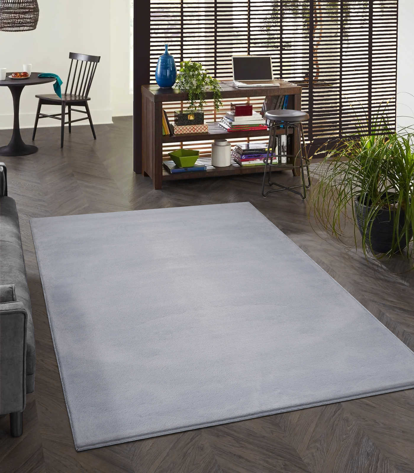         Angenehmer Hochflor Teppich in sanften Grau – 100 x 50 cm
    