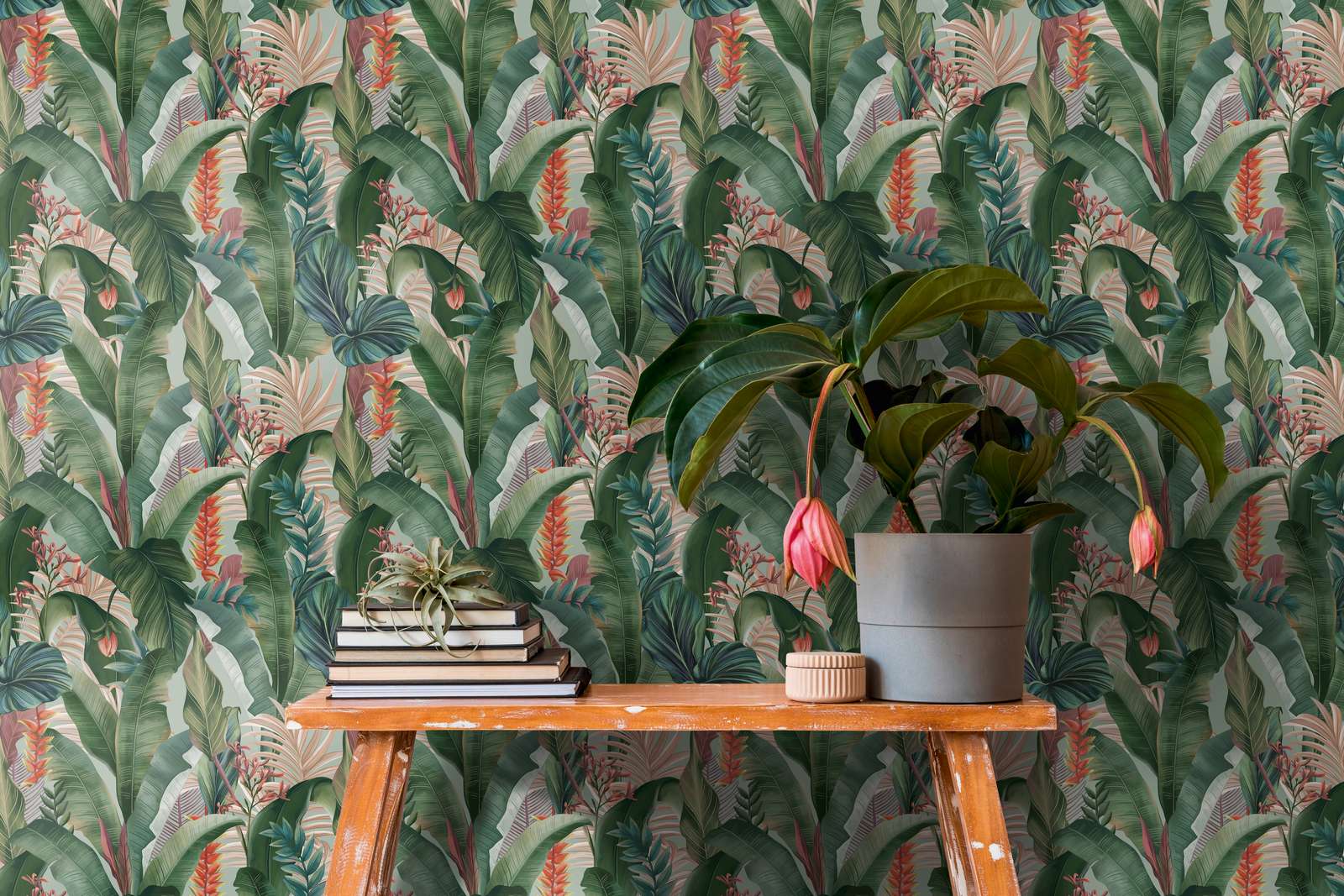             Florale Dschungeltapete mit Palmenblättern & Blüten strukturiert matt – Grün, Rosa, Rot
        