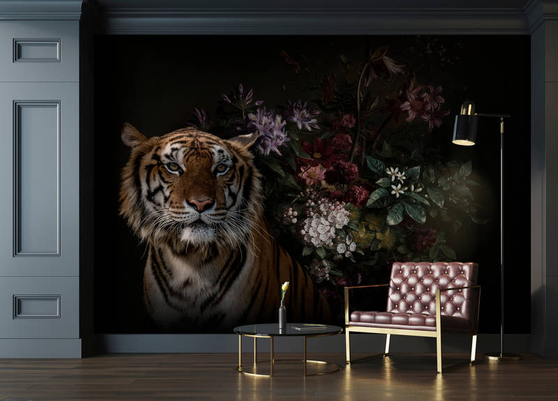             Fototapete Tiger Portrait mit Blumen – Walls by Patel
        