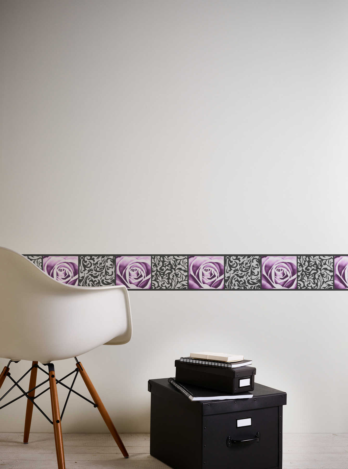            Tapetenborte mit Rosen & Ornament Design – Schwarz, Violett
        