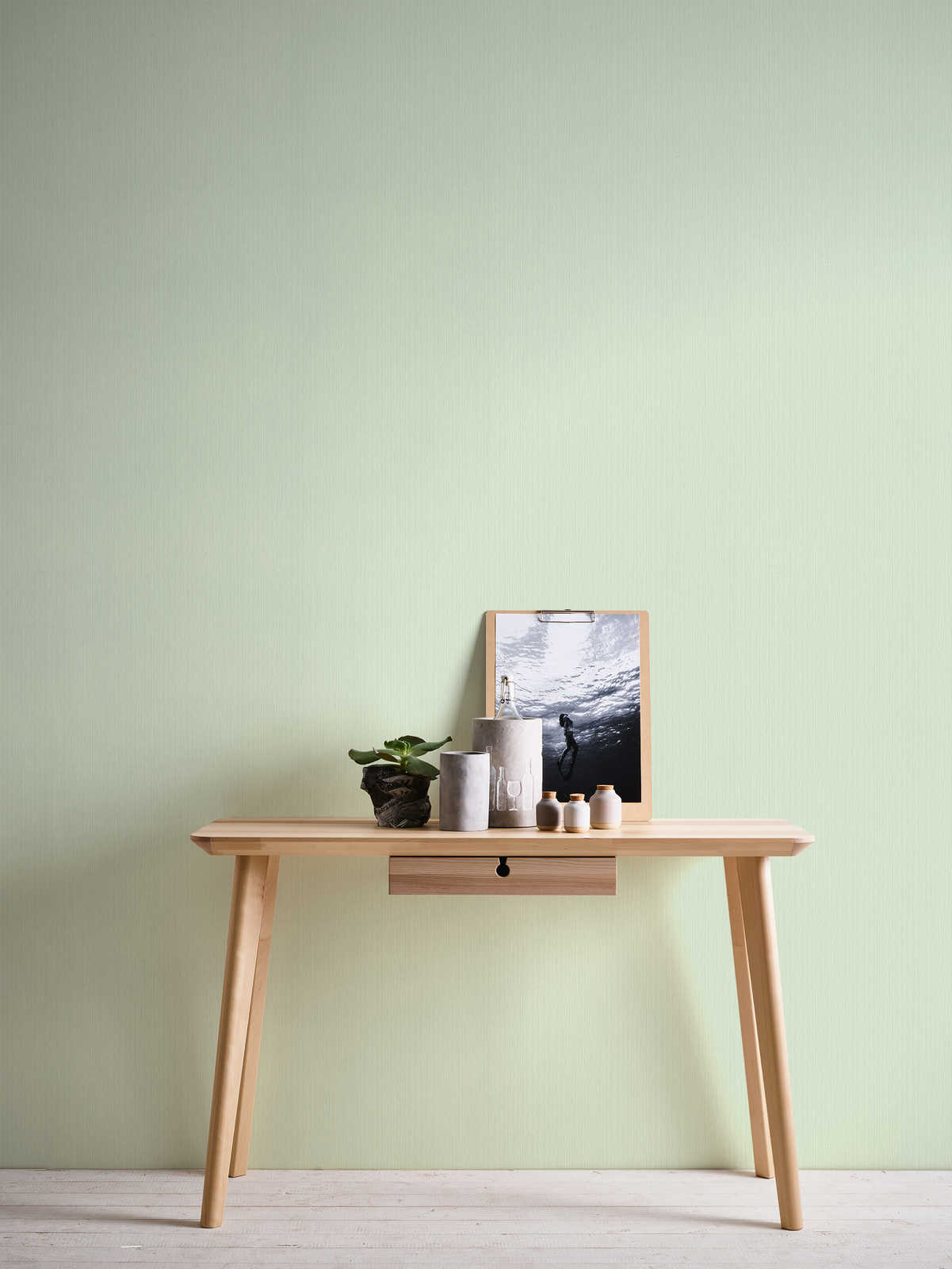             Einfarbige Tapete Hellgrün mit meliertem Textileffekt von MICHALSKY
        