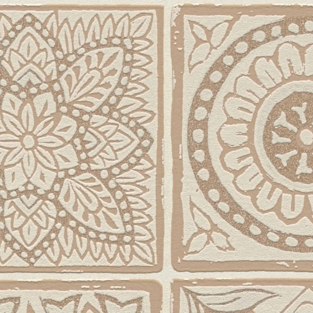             Vliestapet mit Mosaik in Fliesenoptik – Rosa, Creme, Metallic
        
