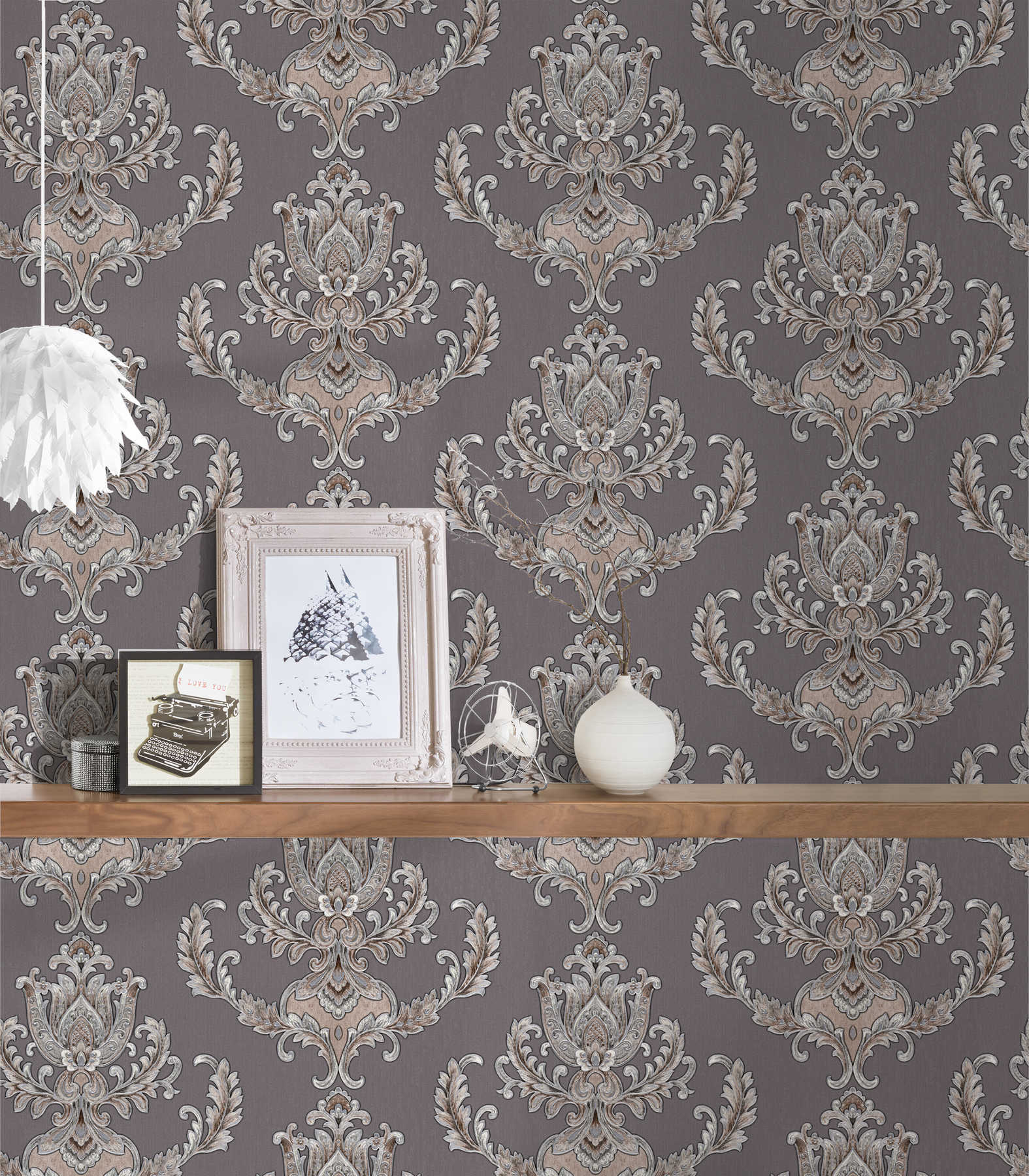             Metallic Tapete mit opulentem Ornament Design – Grau
        
