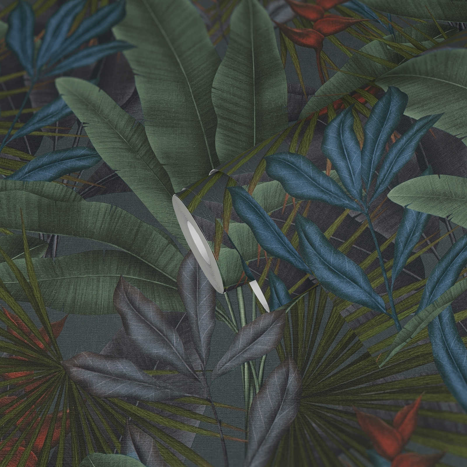             Vliestapete mit Dschungelblätter- Bemusterung und bunten Akzenten – grau, Grün, Rot
        