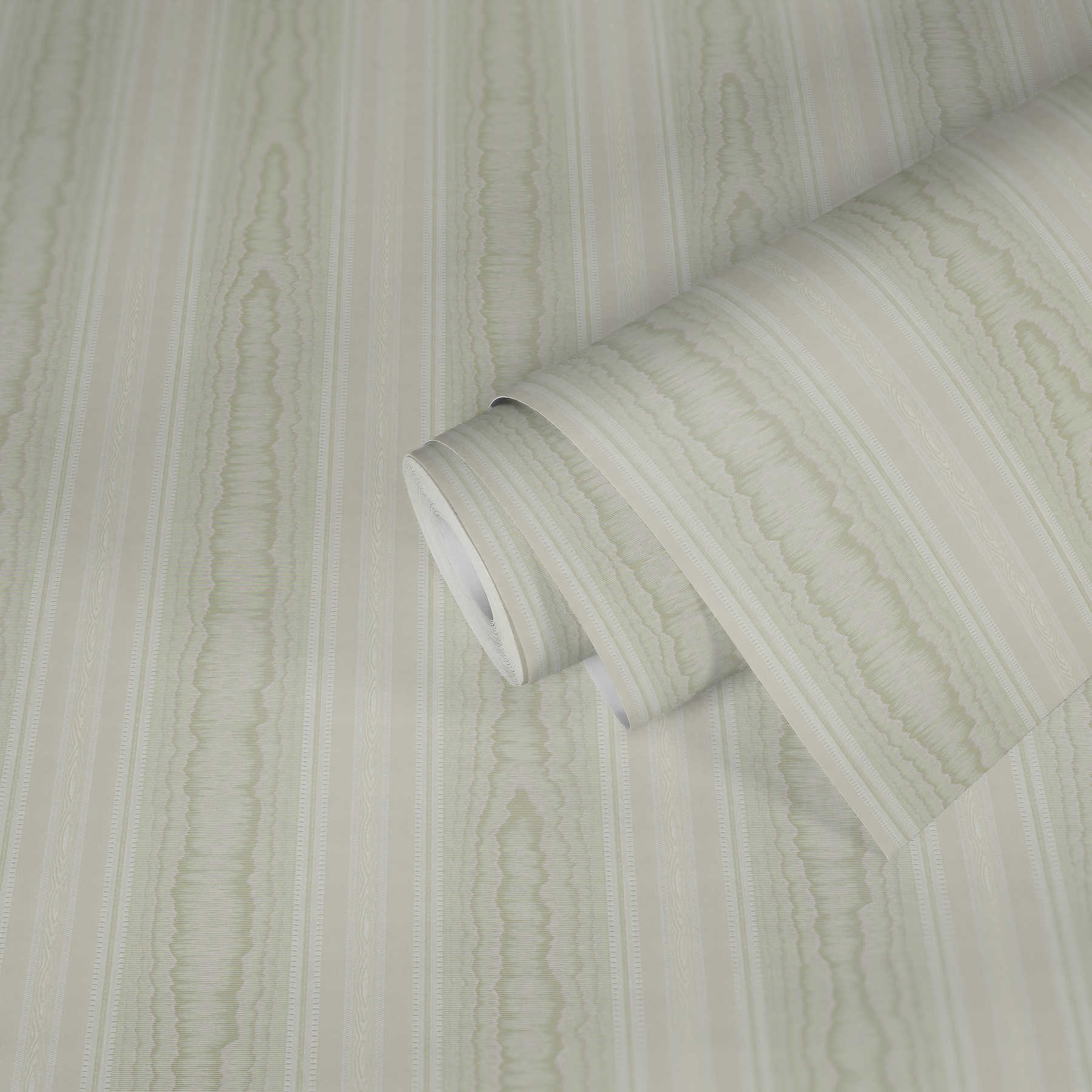             Luxus Streifen Tapete mit Moiré Design – Grün, Weiß
        