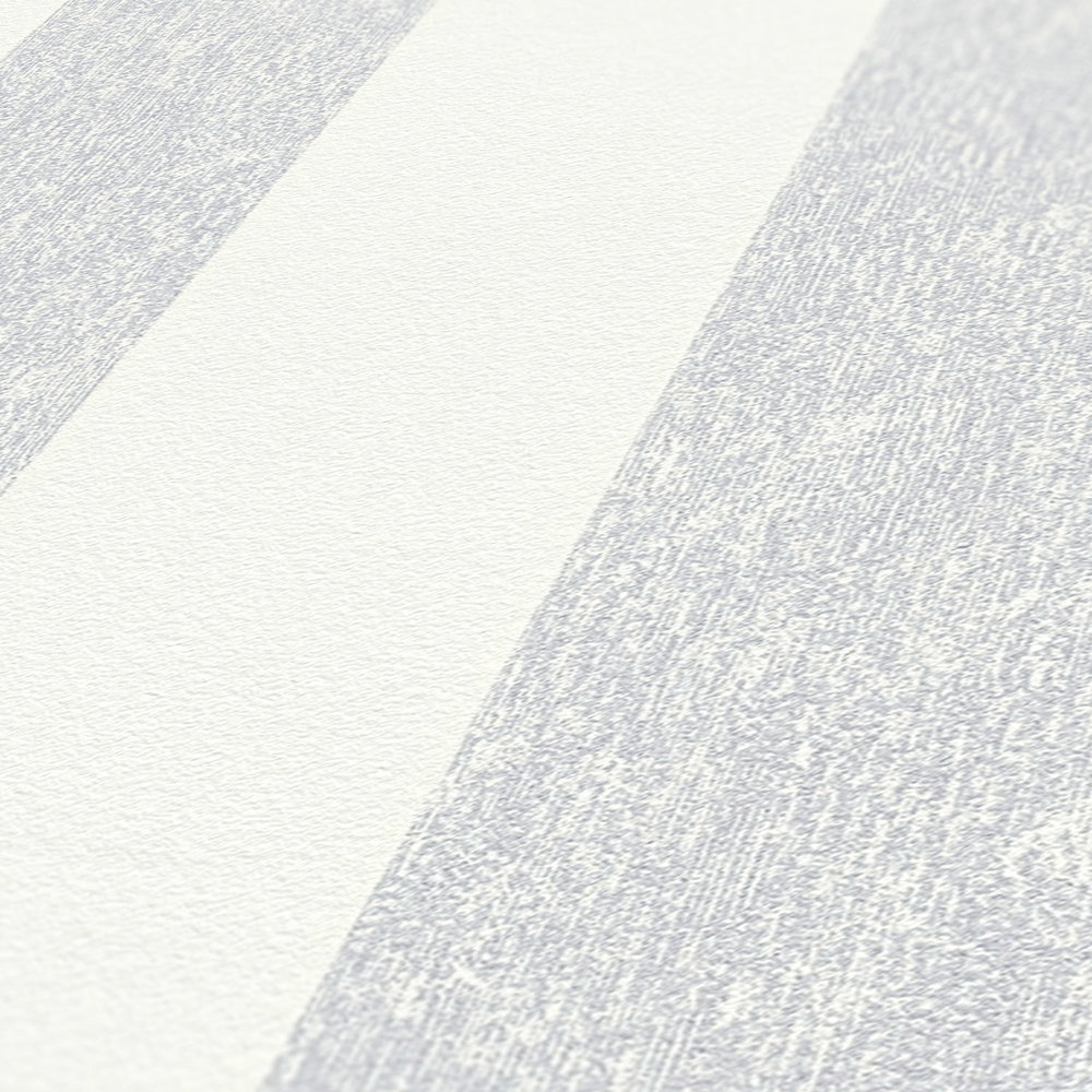             Gestreifte Tapete mit Struktur Optik matt – Grau, Weiß
        