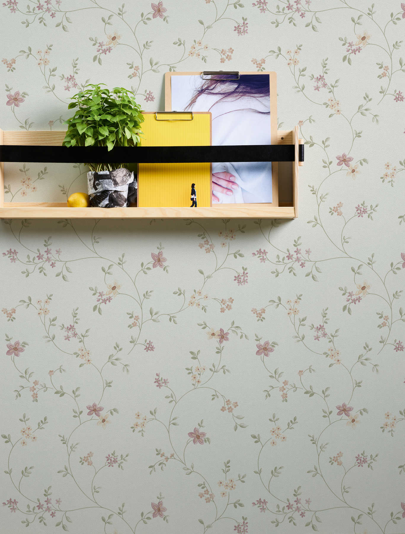             Tapete mit Blüten Muster im Landhaus Stil – Bunt, Grün, Weiß
        