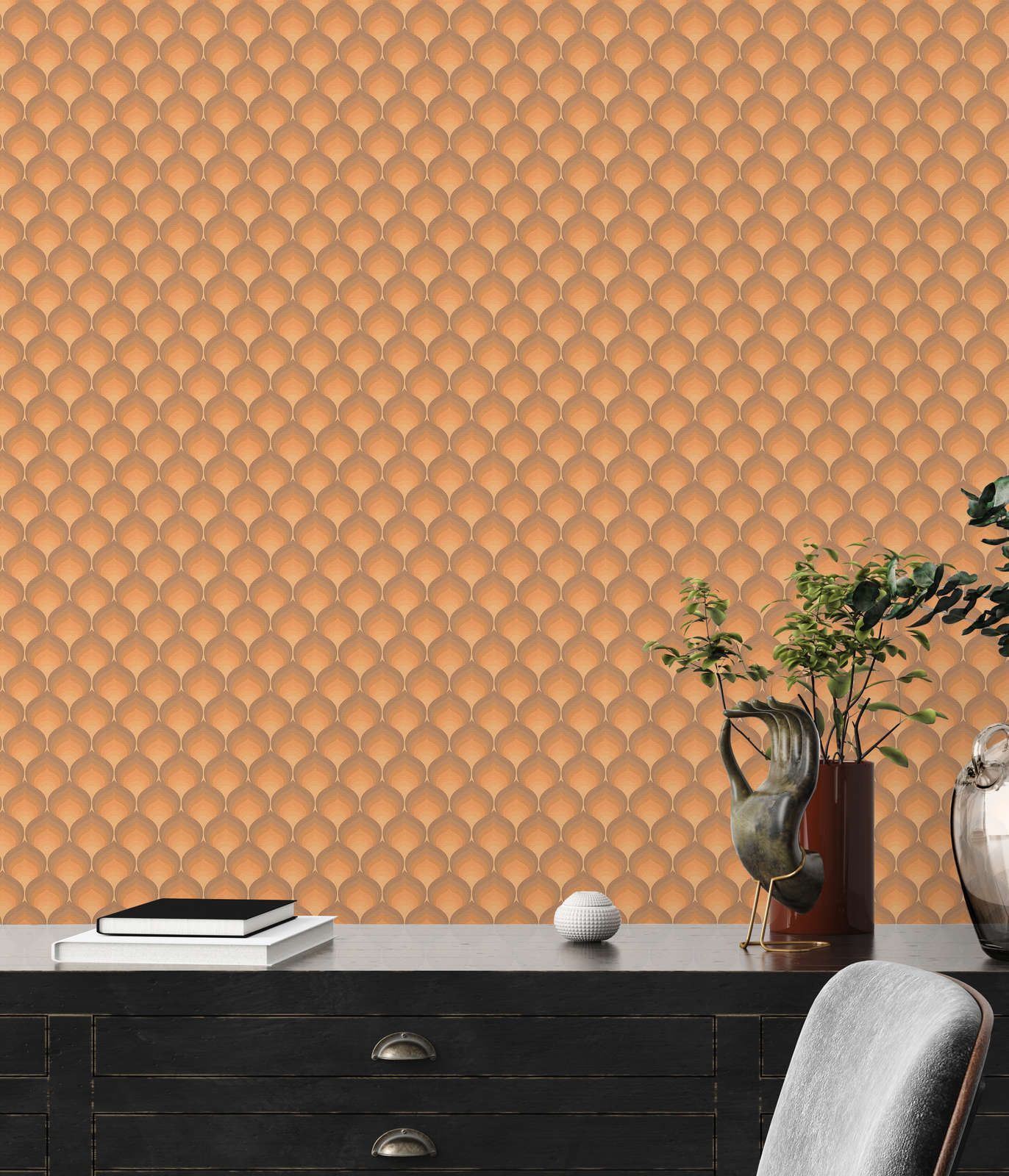             Retro Tapete mit strukturierten Schuppenmuster – Braun, Gelb, Orange
        