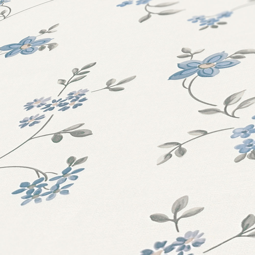             Vliestapete mit Blumenranken im Landhausstil – Creme, Grau, Blau
        