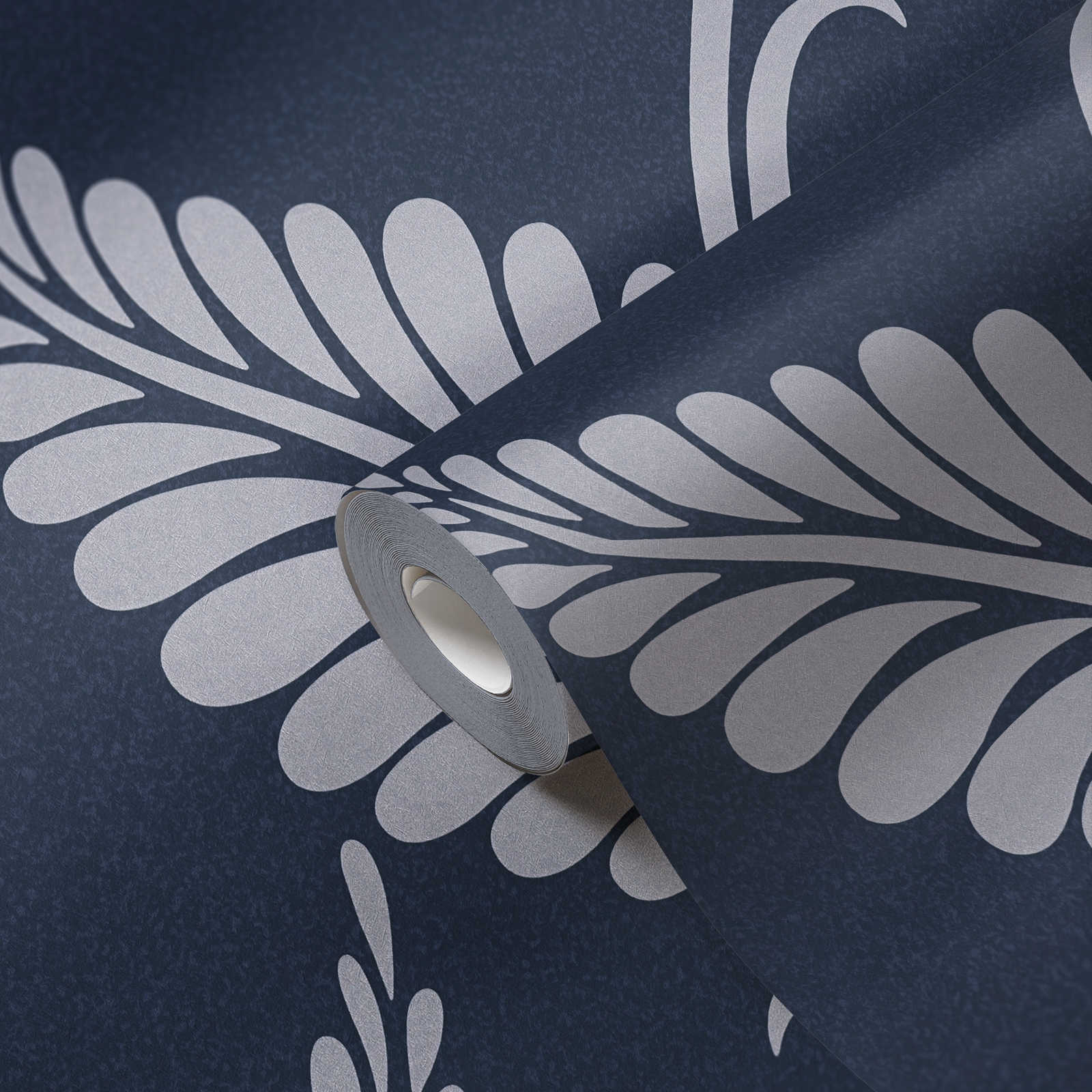             Florale Papiertapete glänzend mit Blättern – Blau, Silber
        