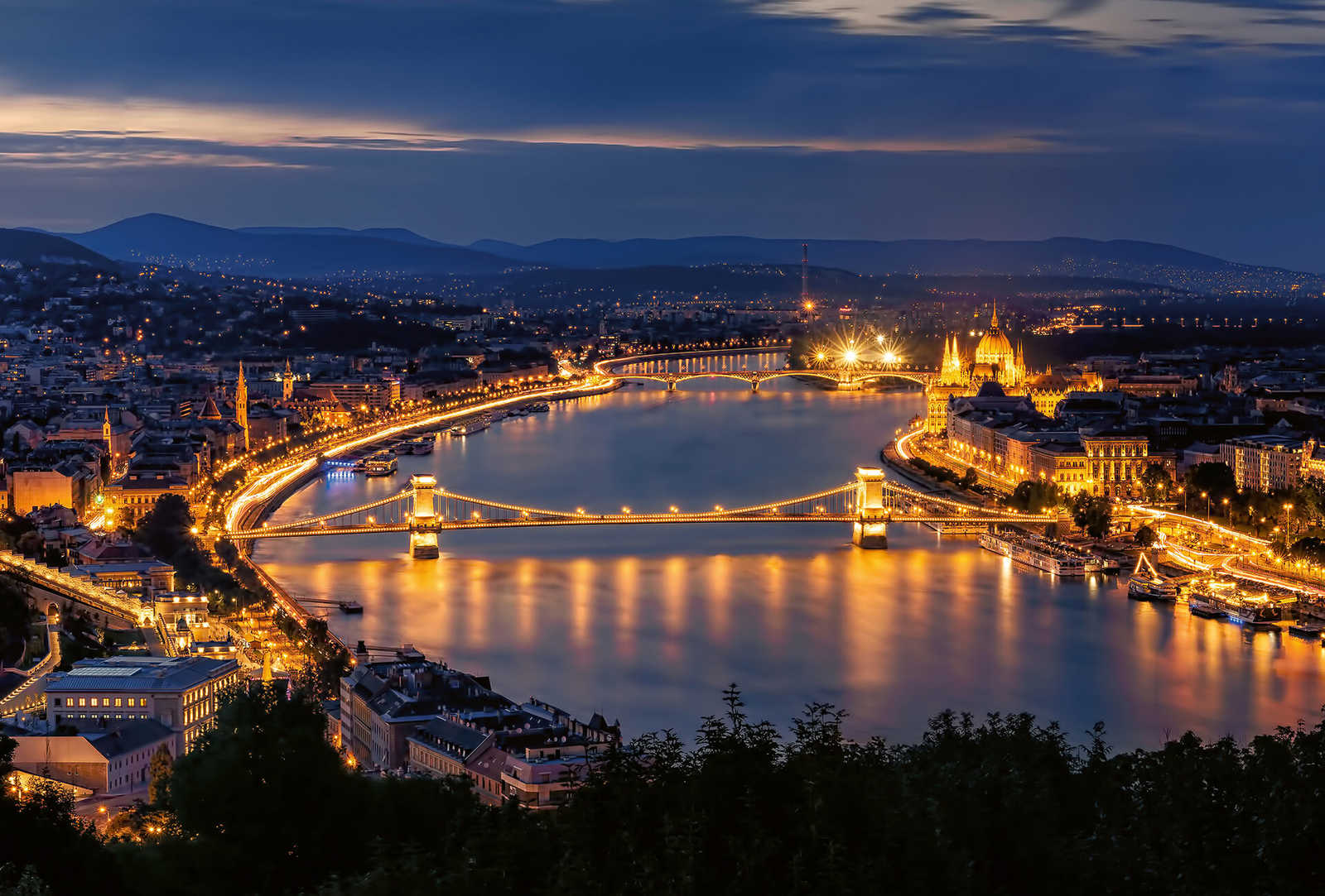         Fototapete Stadt Budapest bei Nacht – Gelb, Blau, Weiß
    