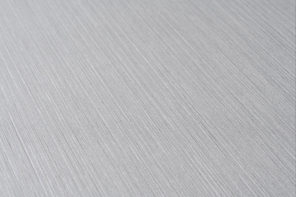             Hellgraue Vliestapete mit Glanzeffekt & liniertem Muster – Grau
        