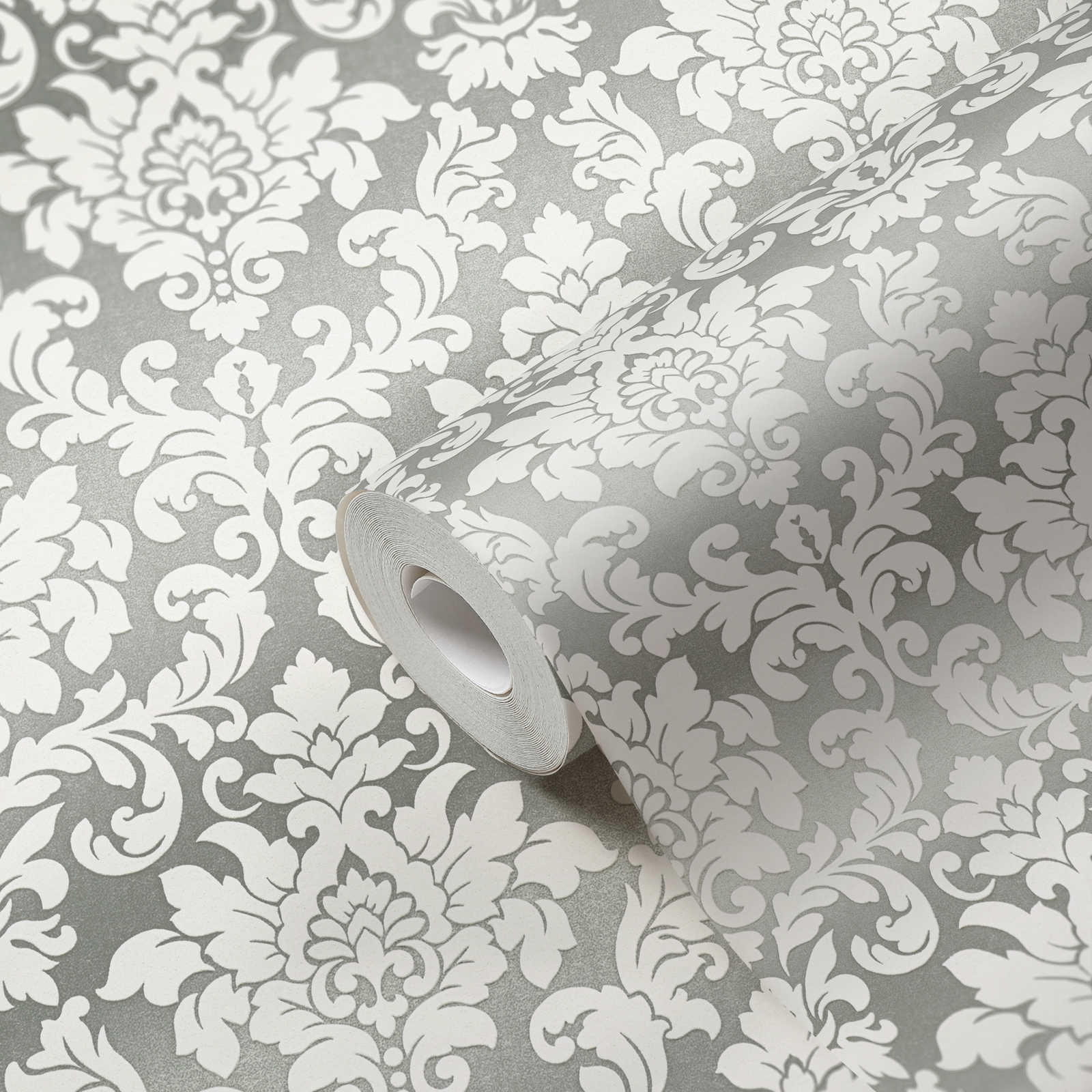            Silberne Tapete mit weißem Ornament Design
        