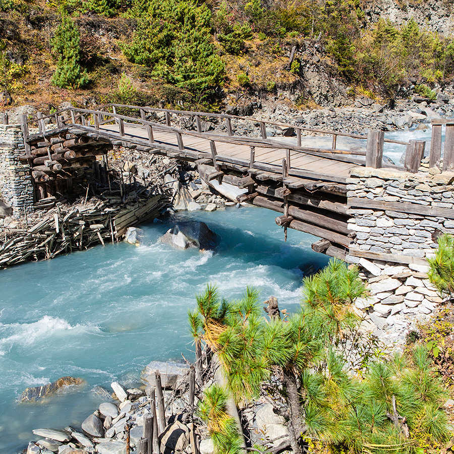 Natur Fototapete Fluss mit alter Holzbrücke auf Strukturvlies
