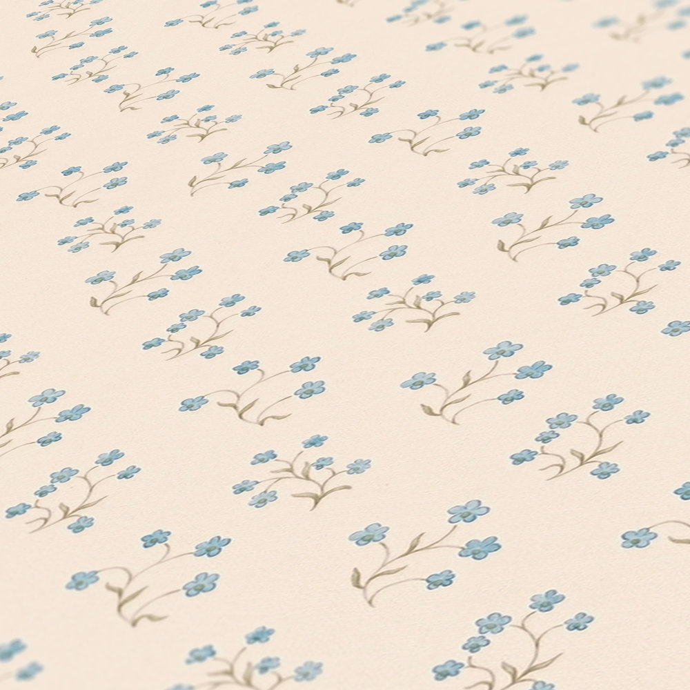             Blumentapete mit kleinem Landhaus-Muster – Creme, Blau, Grau
        