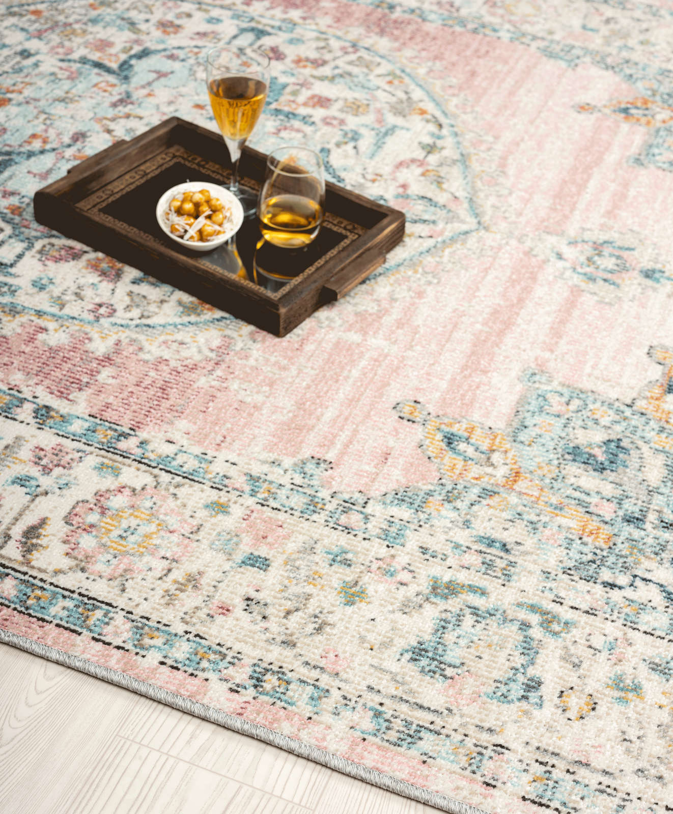             Outdoor Teppich aus Flachgewebe mit Pinken Akzenten – 150 x 80 cm
        